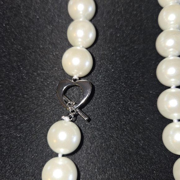 Elegant Costume Pearl Necklace with Heart Pendant - Picture 2 of 4
